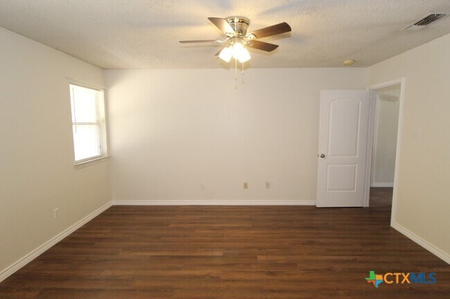 Building Photo - 2625 Phyllis Dr
