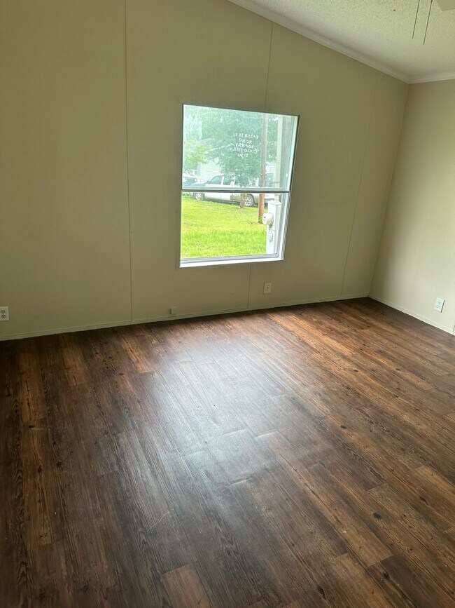 Building Photo - 120 Forest Creek Ln