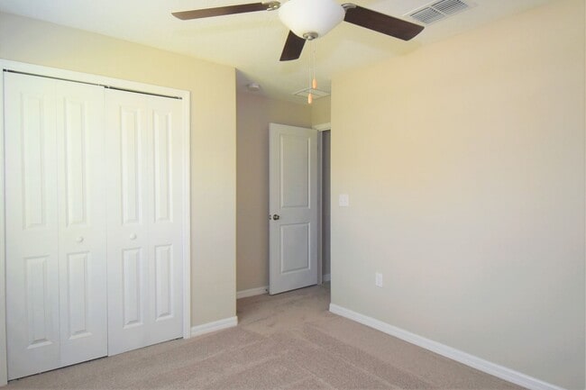 Building Photo - Like New 4 Bedroom Home