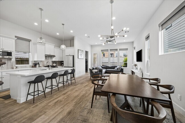 Building Photo - 2804 Grand Fountains Dr