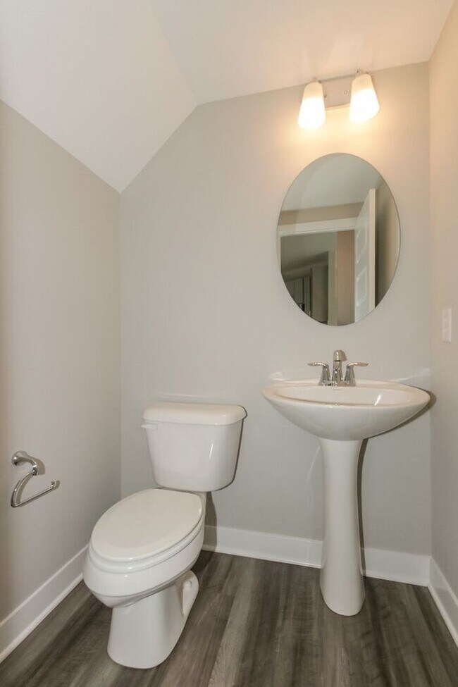 Building Photo - Beautiful Townhome in Carmel