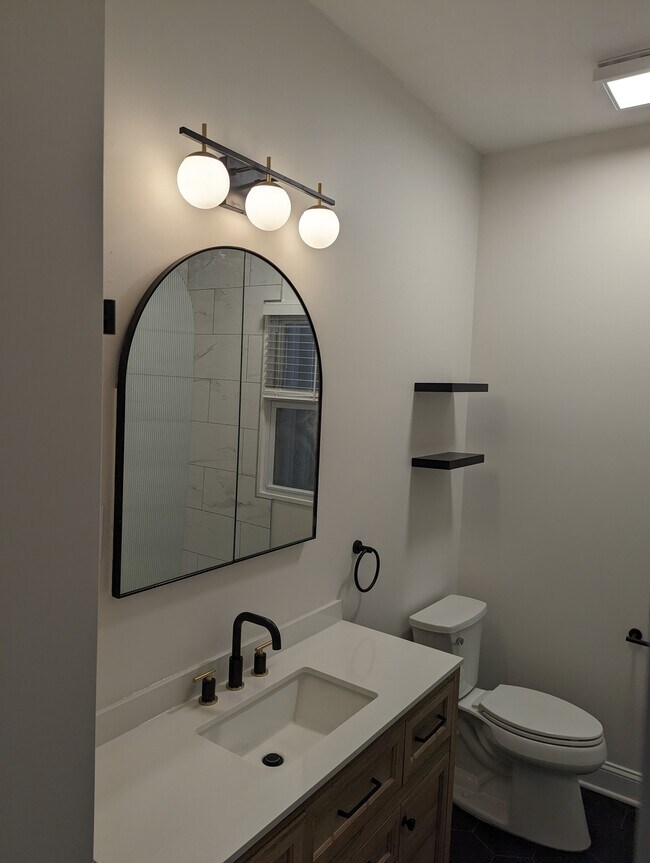 Building Photo - 615 E Thompson St