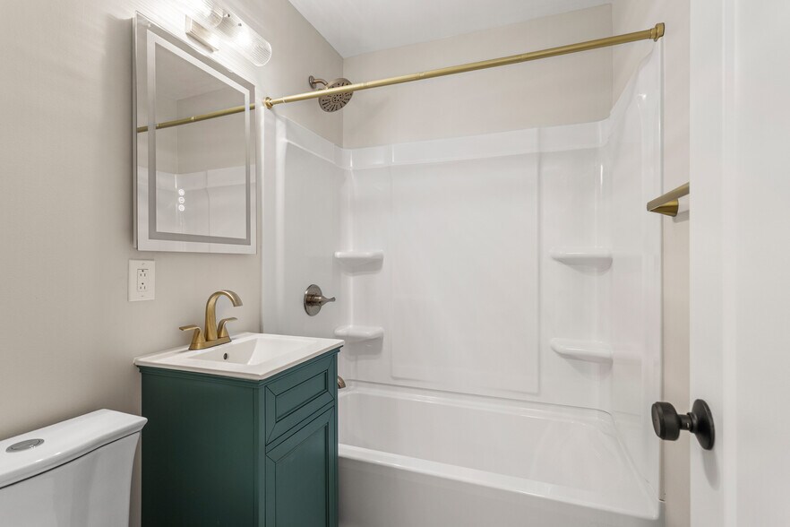 Building Photo - 1710 Crescent Dr