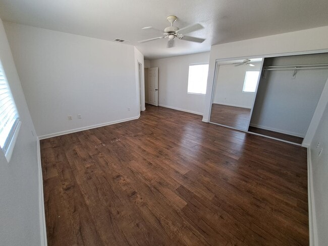 Building Photo - Huge Yard & HVAC!