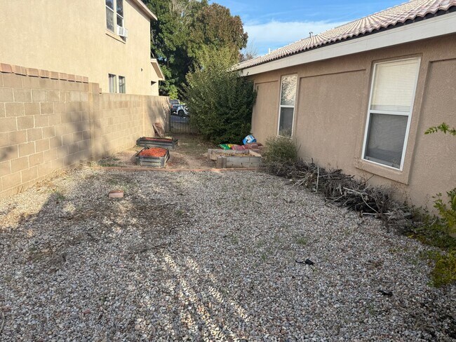 Building Photo - Great 3 Bedroom 2 Bath home with appliance...