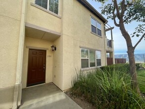 Building Photo - Three Bedroom Two Bathroom Condo in Lake E...