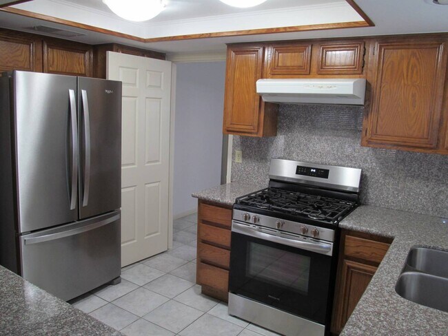 Building Photo - 2118 Hickory Lawn Dr