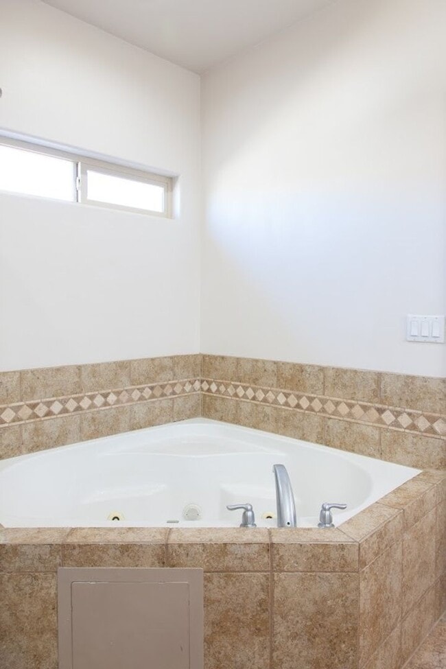 Building Photo - 3 Bedroom Single-Family Home in Central Hu...