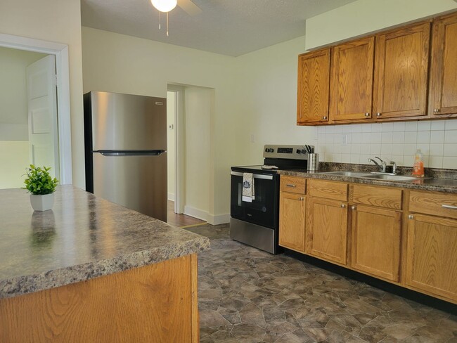 Building Photo - Floor-tastic Retreat: Rent this 3 Bed/1 Ba...