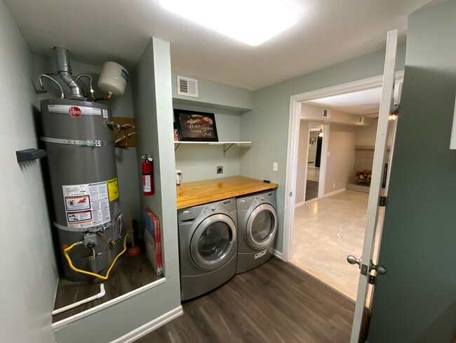 Building Photo - 3 Bedroom Updated Single Story Home Availa...