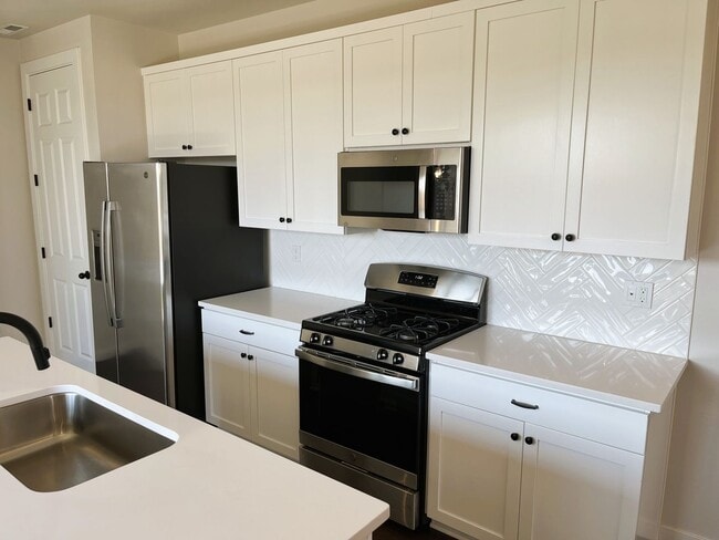 Building Photo - Modern Luxury Meets Convenience in Hillsboro