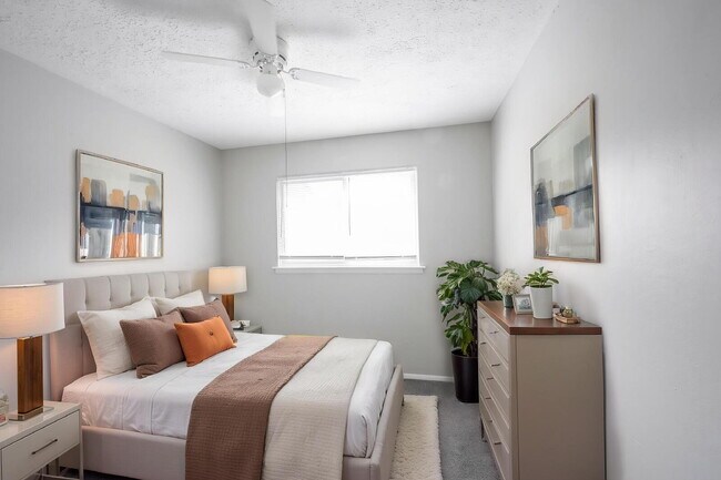 Building Photo - "Charming 4-Bedroom Retreat with Spacious Living in Indianapolis!"