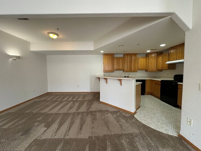 Building Photo - Spacious Townhouse Style Condo in Brookfield!