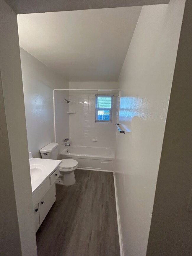 Building Photo - Newly updated cottage-style unit close to shopping and Upper Bidwell!