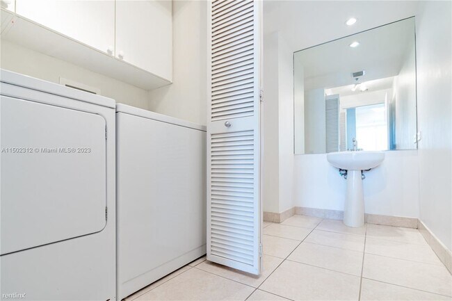 Building Photo - 2 br, 2.5 bath Condo - 808 Brickell Key Dr...