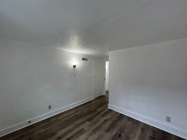 Building Photo - ** Move in Special ** Updated 3-Bedroom, 1-Bathroom Home – $1,100/Month