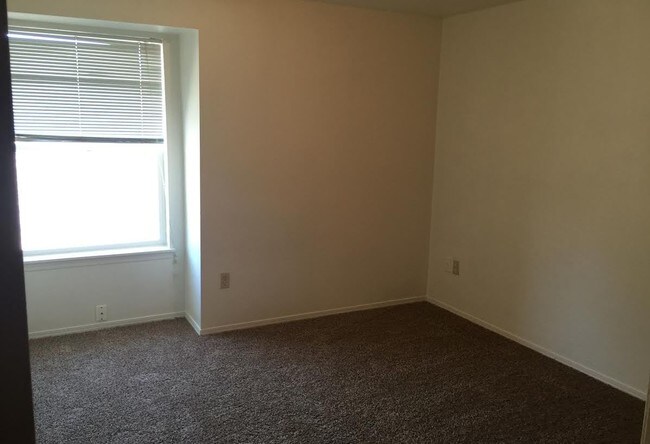 Building Photo - 9415 N Thurman Dr