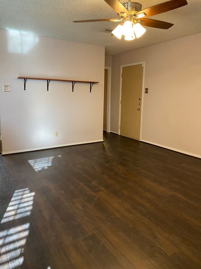 Building Photo - SPACIOUS 3 bedroom 2 bath Townhome COMING SOON!