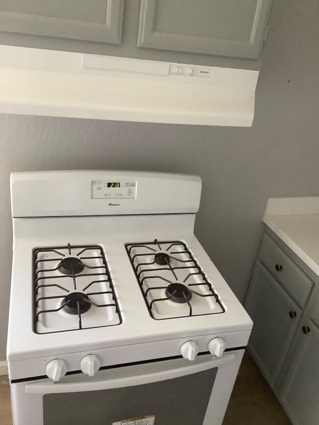 Building Photo - 2 Bedroom, 1 Bath Upstairs Unit in Richmond – Available Now!