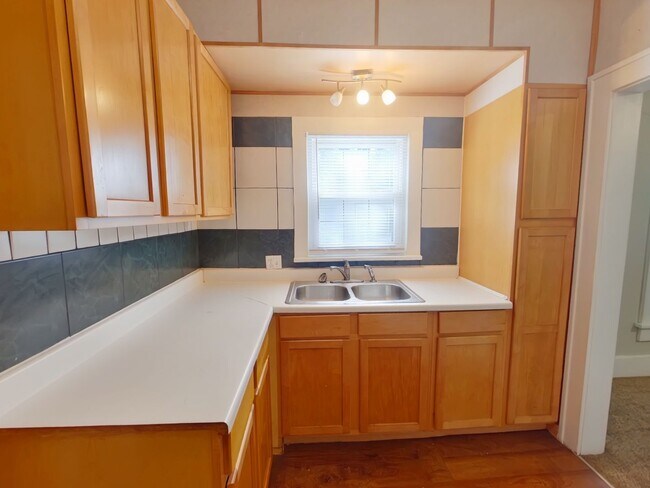 Building Photo - 322 N Spruce St