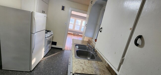 Building Photo - 3/4 bed 1 bath home