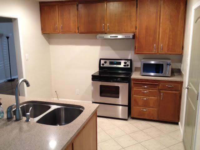 Building Photo - Central Roseville -  4 Bed, 2 Bath - Singl...