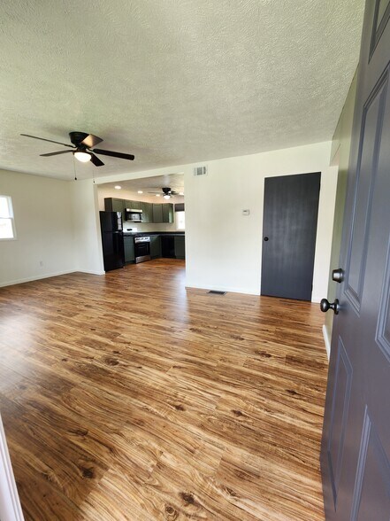 Primary Photo - 213 Victoria Dr