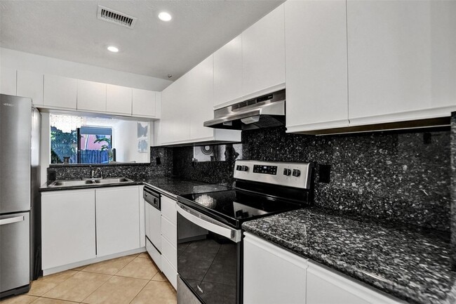 Building Photo - 1415 Miami Rd