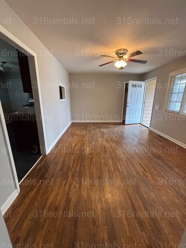 Building Photo - 3 bed 1 bath house for rent now!