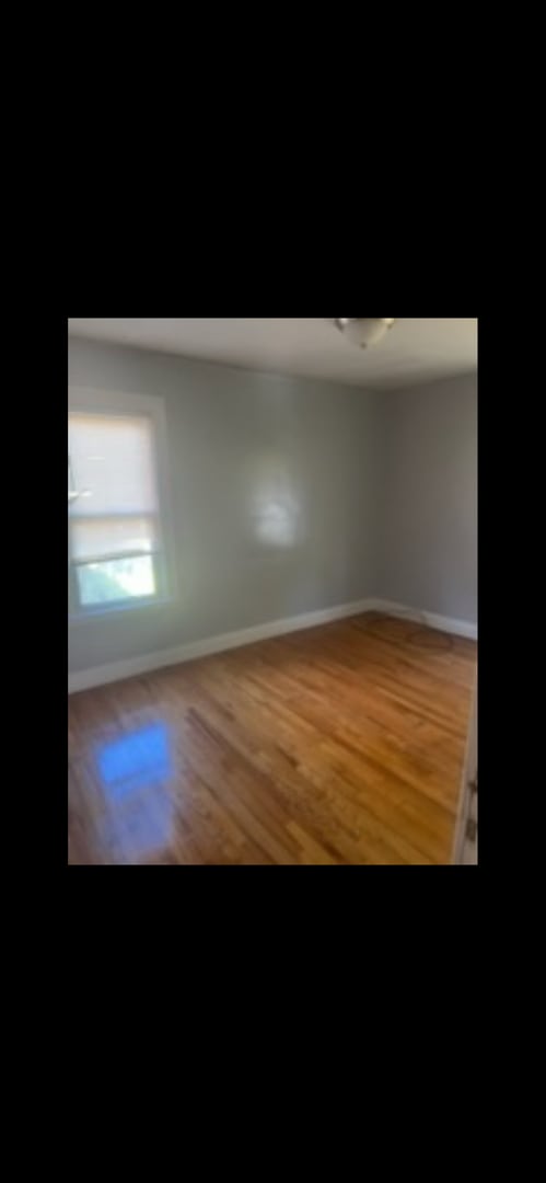 Building Photo - 2 bedroom/ 1 bathroom Upper Unit Flat