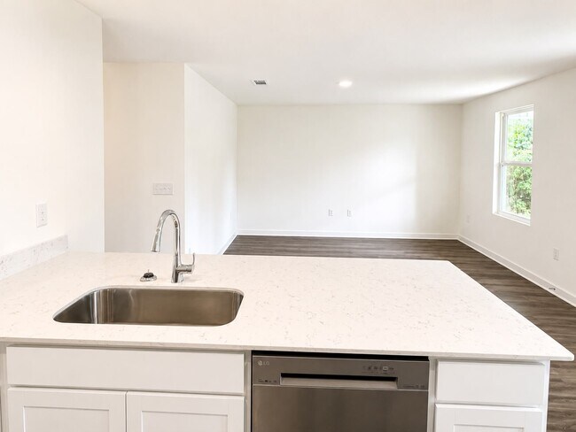 Building Photo - 204 Iris Ln