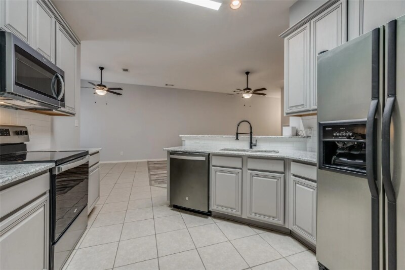 Building Photo - 1610 Poinsettia Blvd