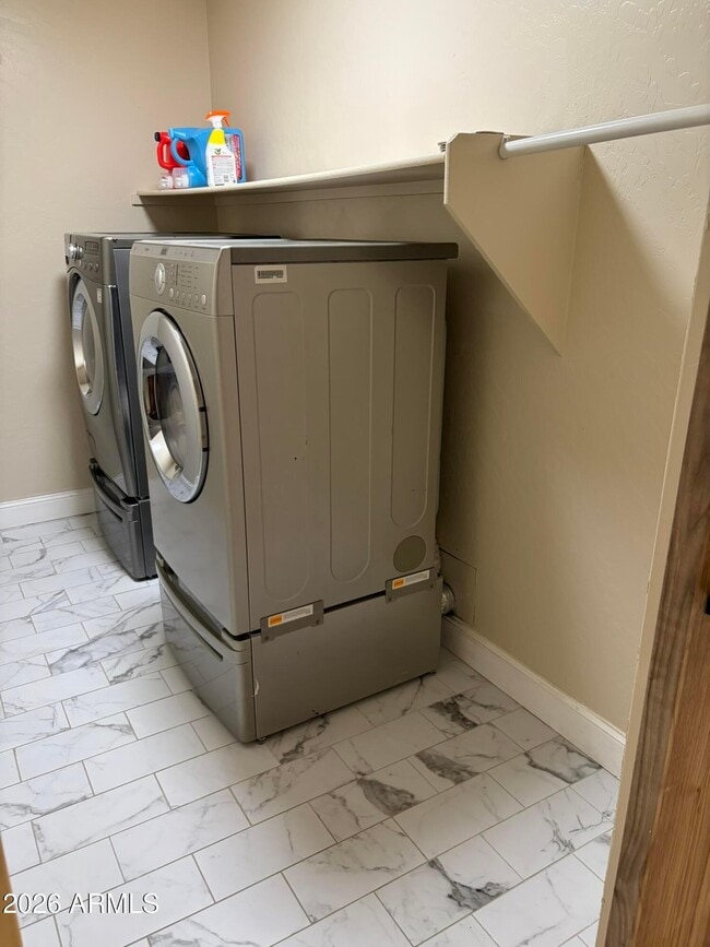 Building Photo - 768 E Irma Ln