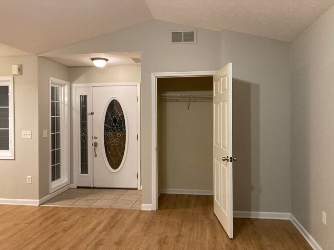 Building Photo - LOCATION LOCATION Location!  Close to Baptist Health Hospital, Shopping, & More