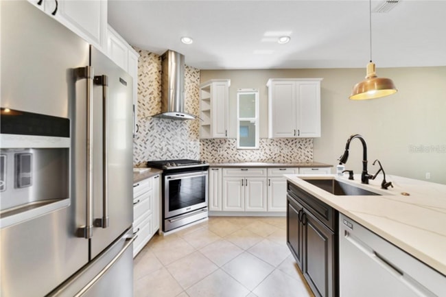 Building Photo - Stunning 5/2.5 Spacious Home with a 3 Car ...