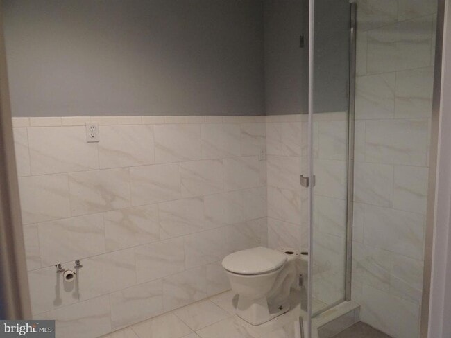 Building Photo - 668 Broad St