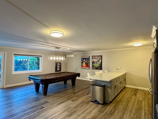 Building Photo - Large 2 bed 2 bath