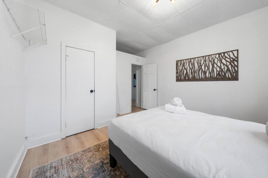 Building Photo - 242 Mccormick Pl