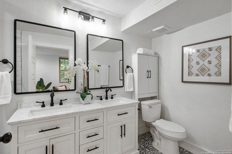 Building Photo - 123 E Brandon