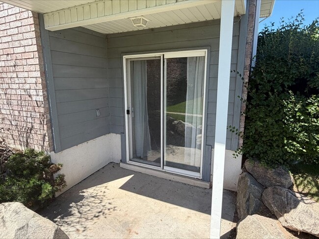 Building Photo - Move In for Less! $1,000 Move-In Credit | 2 Bed 1.5 Bath Condo in Ogden!