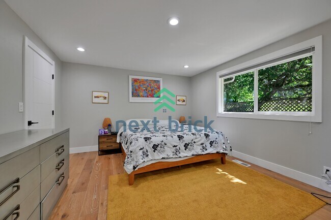Building Photo - "Spacious 4-Bedroom Retreat with 3 Baths in the Heart of Kirkland – 2,480 Sq. Ft. of Pure Comfort!"