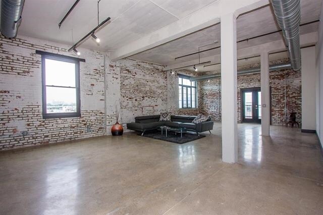 Building Photo - 190 Christopher Columbus Dr