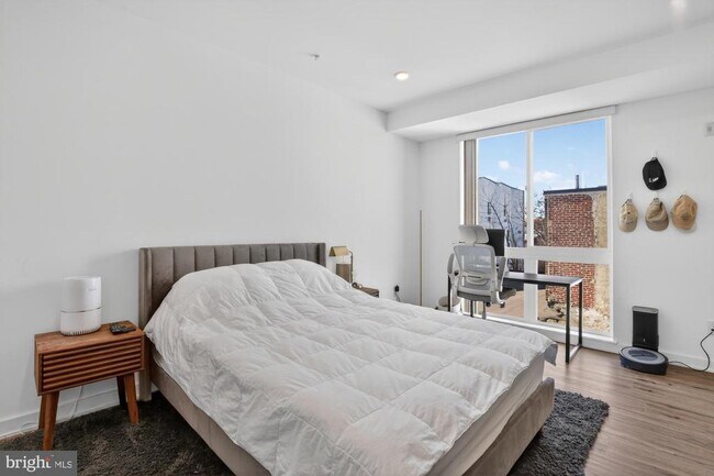 Building Photo - 304 Master St