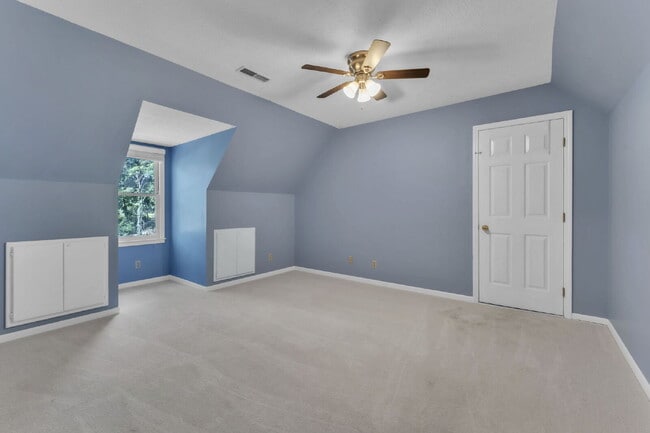 Building Photo - Spacious 4-Bed, 4-Bath Rental Home with Lake Views in Belle Terre Acres