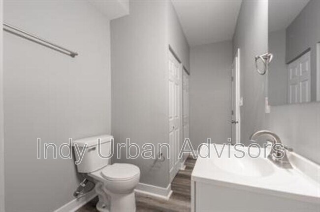 Building Photo - 2831 N Kenwood Ave