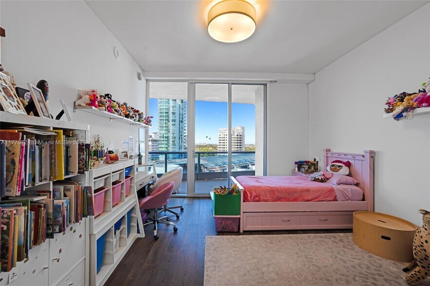 Building Photo - 5959 Collins Ave