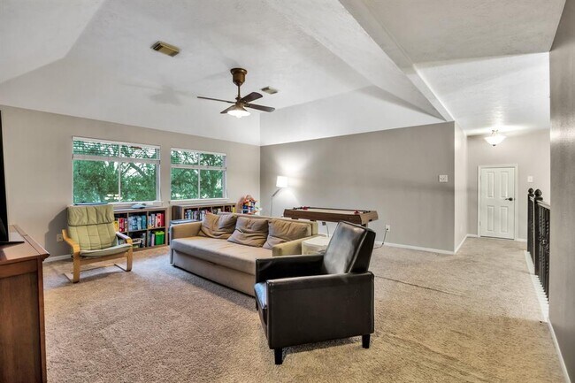 Building Photo - 301 Oak Creek Ln