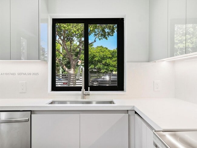 Building Photo - 4020 NW 1st Ave