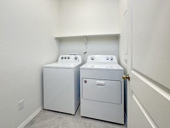 Building Photo - New 4 BR Home in Great Neighborhood!