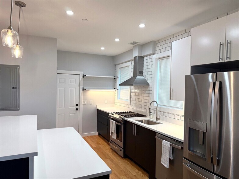 Building Photo - 28 Linden St